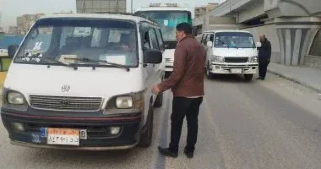 حملات مفاجئة بالجيزة تضرب مخالفات سيارات السرفيس