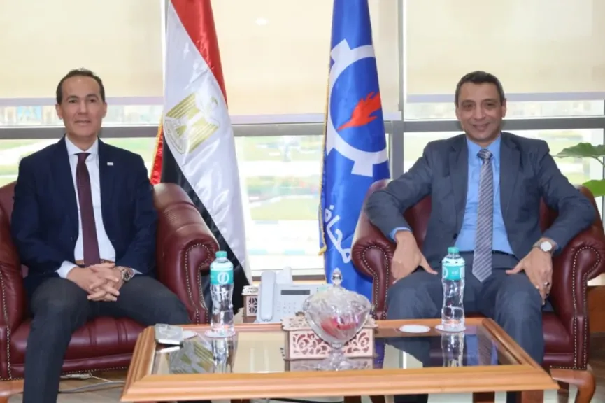 محافظ السويس ورئيس جهاز تنمية التجارة الداخلية يبحثان إزالة معوقات مرافق المستودعات الاستراتيجية