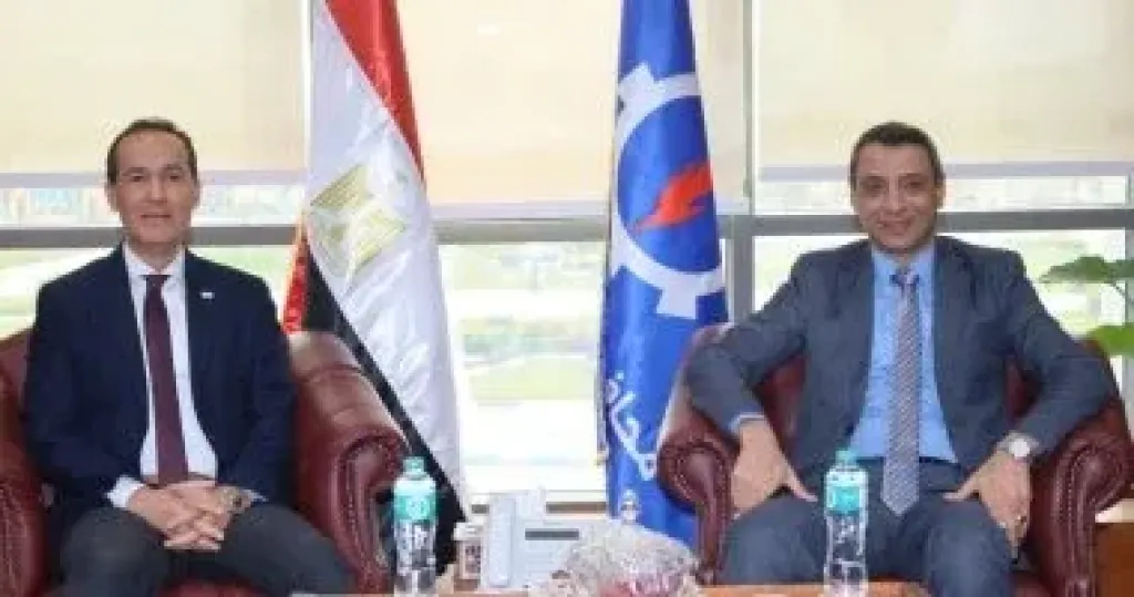 محافظ السويس ورئيس تنمية التجارة يبحثان توصيل المرافق للمستودع الاستراتيجي