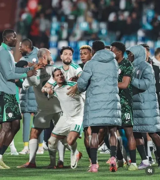 عقوبات كاف تطال منتخب الجزائر بعد أحداث مواجهة نيجيريا