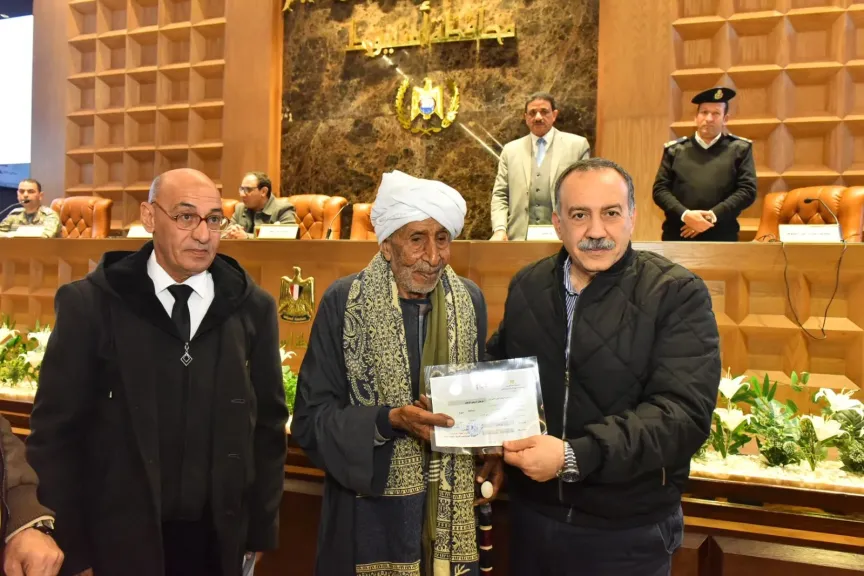 محافظ أسيوط يكرم مسنًا تحدى الأمية في التسعين ليصبح أيقونة للإرادة والأمل