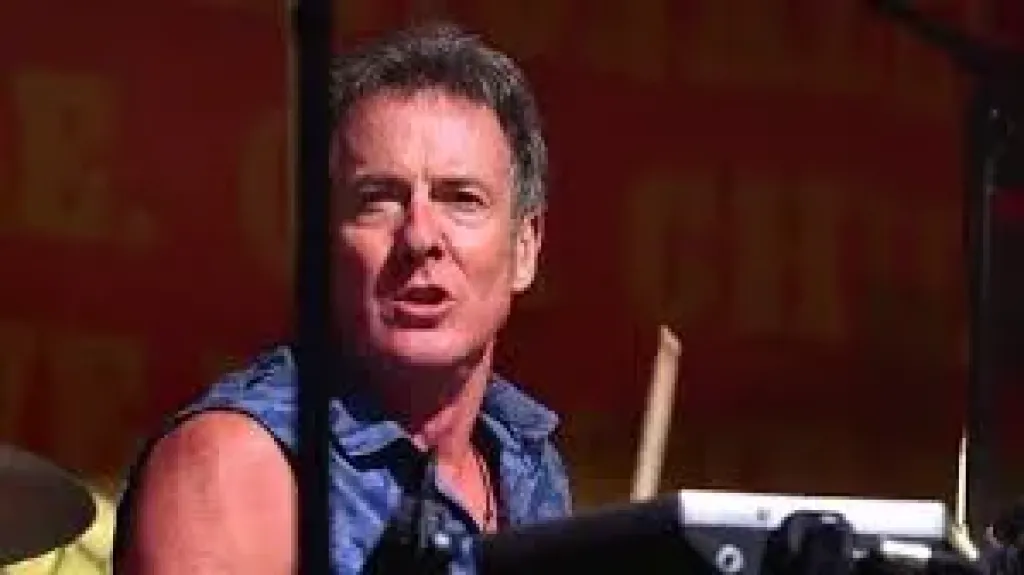 وفاة عازف طبول الروك الأسطوري روب هيرست بعد صراع مع سرطان البنكرياس