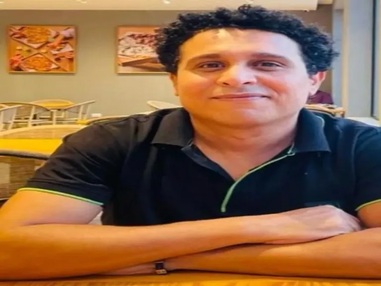 «رجل ينام ببذلته كاملة».. إصدار جديد للسيناريست والكاتب ميشيل نبيل في معرض القاهرة الدولي للكتاب