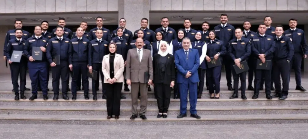 وزير الطيران المدني يشهد تخرج دفعة جديدة من البرنامج المتكامل لمعلومات الطيران بكلية المراقبة الجوية |صور