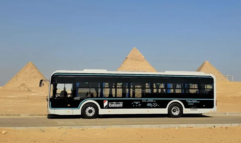 نموذج لأتوبيس ”النصر للسيارات” الكهربائي يدخل الخدمة التجريبية ضمن منظومة نقل زوار أهرامات الجيزة |صور