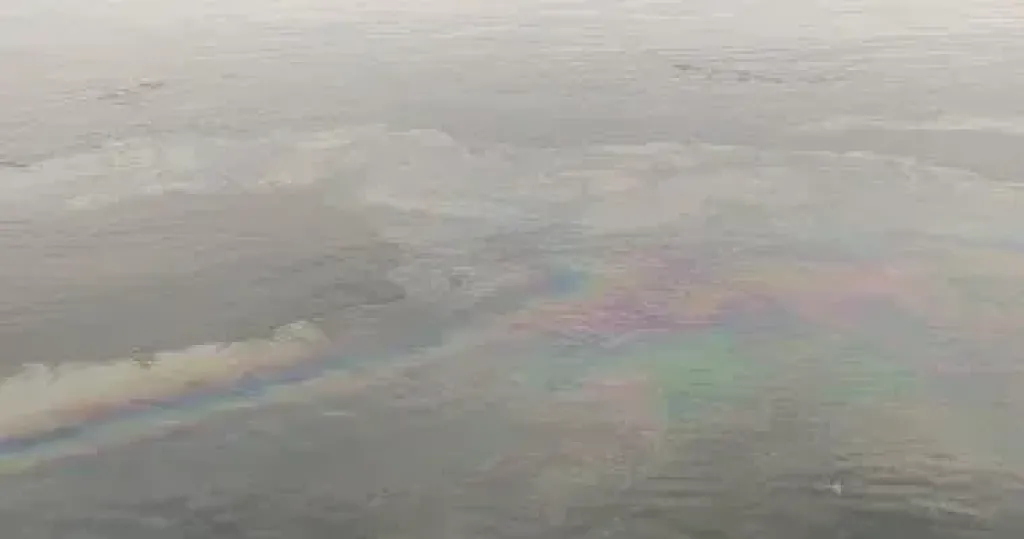 ظهور بقعة سولار في نهر النيل بإسنا.. وشركة المياه تتدخل لتفتيتها