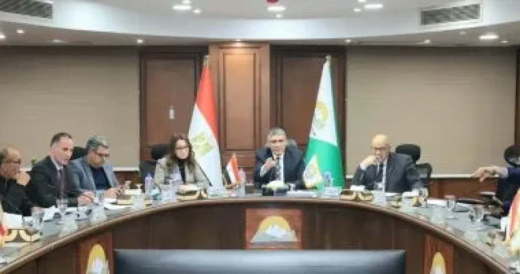 محافظ الجيزة يترأس اجتماع مجلس إدارة جهاز رعاية وتشغيل الشباب