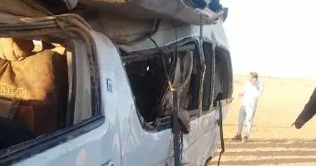 إصابة 5 طلاب فى انقلاب سيارة ميكروباص بقنا