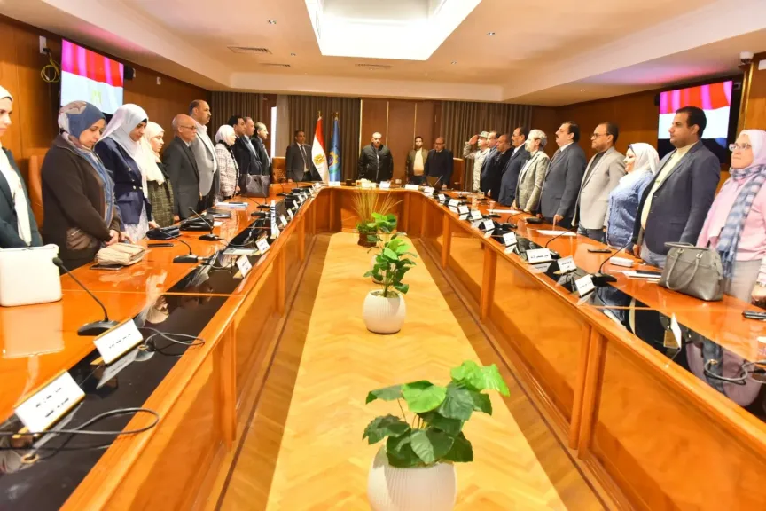 محافظ أسيوط يجتمع المجلس الإقليمي للصحة لبحث التحديات ووضع حلول