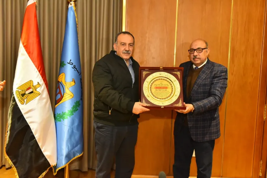 محافظ أسيوط يكرم وكيل وزارة الصحة السابق