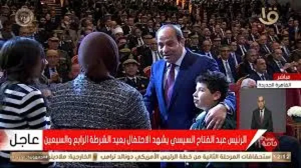 الرئيس السيسى يلتقط صورة تذكارية مع أسرة الشهيد البطل رامى هلال