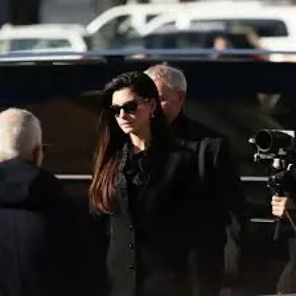 مشاهير يحضرون جنازة فالنتينو غارافانى بملابس سوداء من تصميمه.. صور