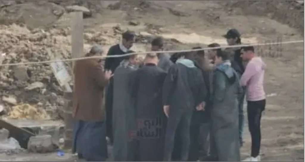 الكل منهار.. لحظة انتظار أسرة أم وأبنائها الـ4 أمام مشرحة مستشفى بنها