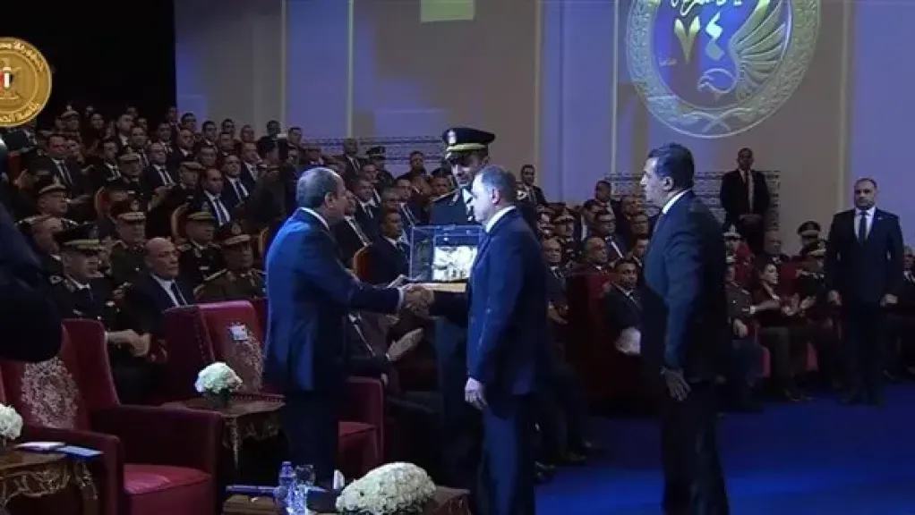 وزير الداخلية يقدم هدية تذكارية للرئيس السيسى خلال احتفالية عيد الشرطة