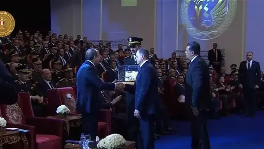 الرئيس السيسى يكرم عددًا من أسر شهداء الشرطة خلال احتفال عيد الشرطة