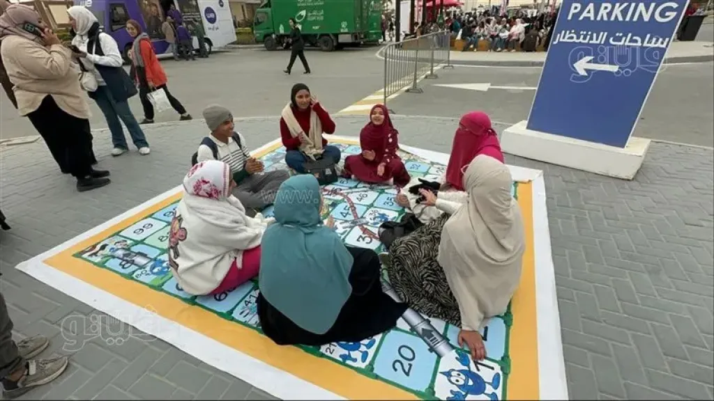 عائلة مصرية تخطف الأنظارعائلة بأنشودة ”المسك فاح” في معرض القاهرة للكتاب