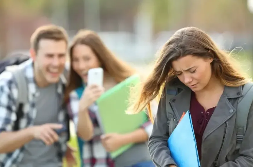 من الاستغلال إلى كبت المشاعر.. 10 مؤشرات تكشف ضعف تقديرك لنفسك