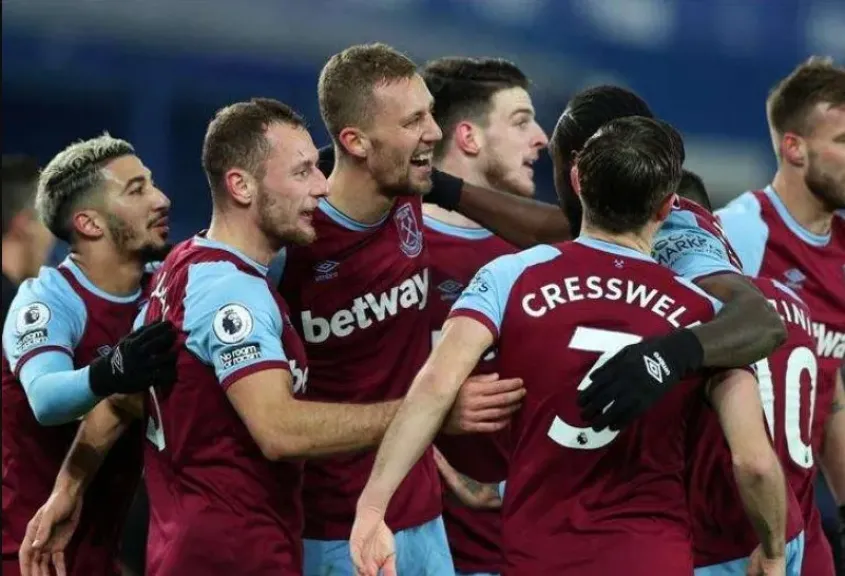 وست هام يحقق فوزا كبيرا بثلاثية أمام سندرلاند في الدوري الانجليزي