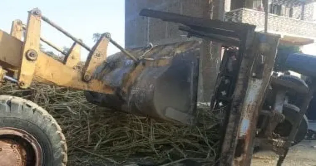 محافظ قنا يوجه بإعادة الانضباط المرورى في قوص بعد انقلاب مقطورة قصب