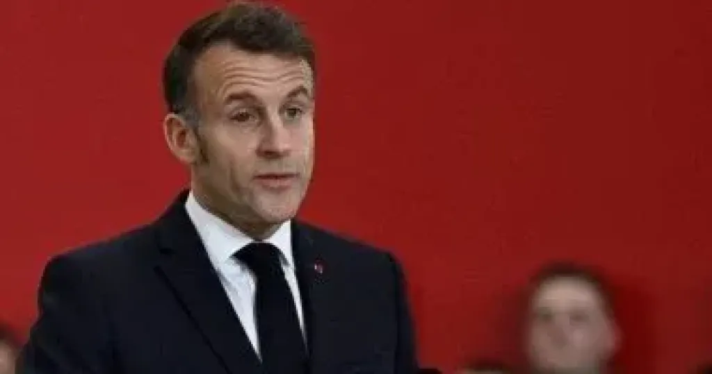 ماكرون يسعى لتسريع قانون يحظر وسائل التواصل الاجتماعي على من هم دون 15 عاماً