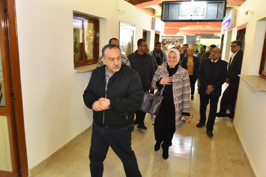 محافظ أسيوط يتفقد معرض وبازار ”كيان” بحي غرب لدعم وتسويق منتجات الجمعيات