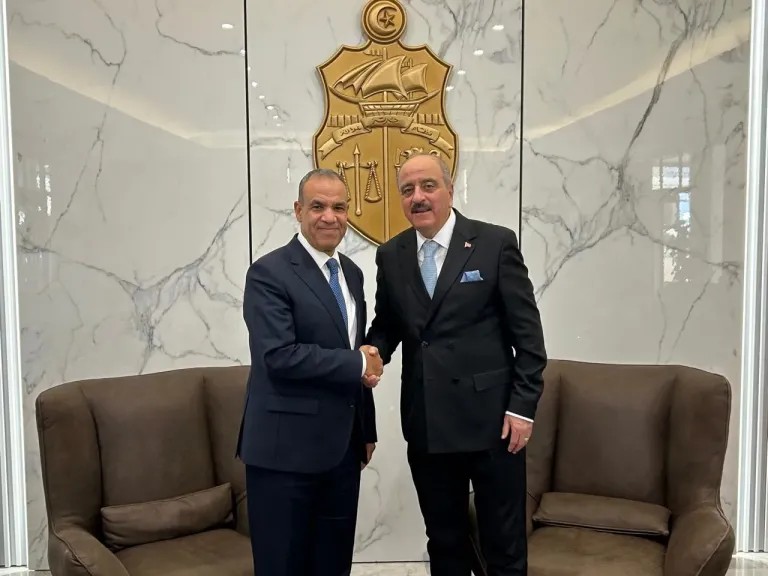 وزير الخارجية يصل إلى تونس للمشاركة فى اجتماع دول جوار ليبيا