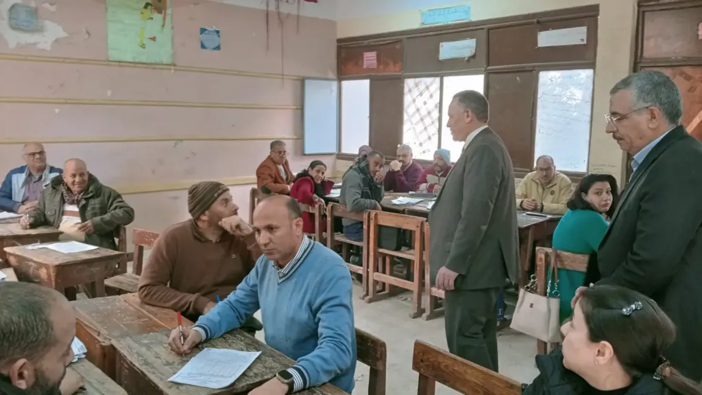 كيل وزارة التربية والتعليم بأسيوط يتفقد أعمال تقدير الدرجات