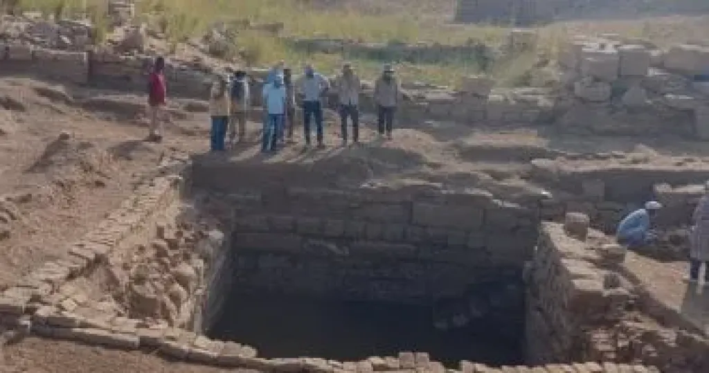 البعثة الأثرية الصينية بالكرنك تكتشف بحيرة مقدسة و3 مقصورات للإله أوزيريس