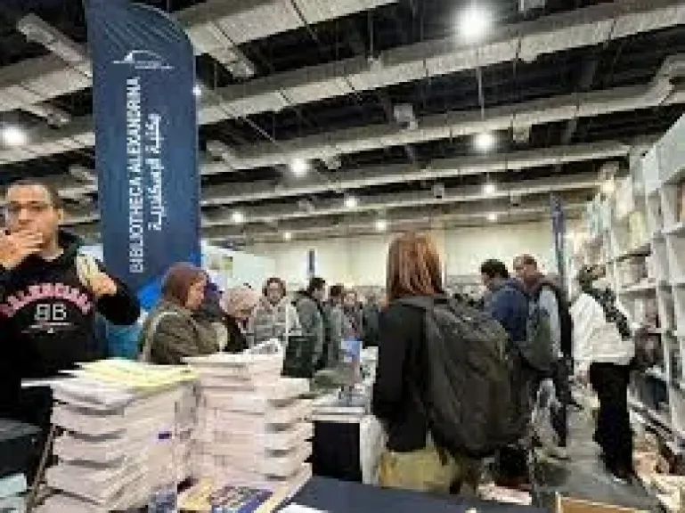إقبال كبير على إصدارات مكتبة الإسكندرية بمعرض القاهرة الدولي للكتاب