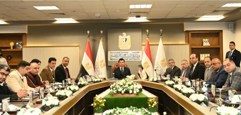 في اطار المشروع القومي للجودة .. د. أشرف صبحي يشهد تسليم شهادة ”الأيزو” لمركز التنمية الشبابية والرياضية بشبرا الخيمة