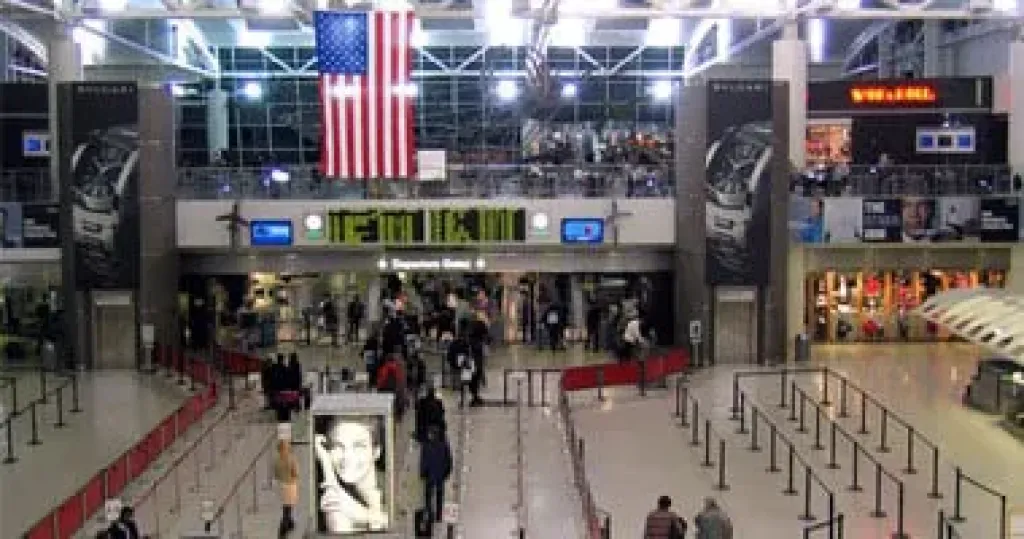 إلغاء جميع الرحلات الجوية من وإلى مطار رونالد ريجان بواشنطن بسبب العاصفة