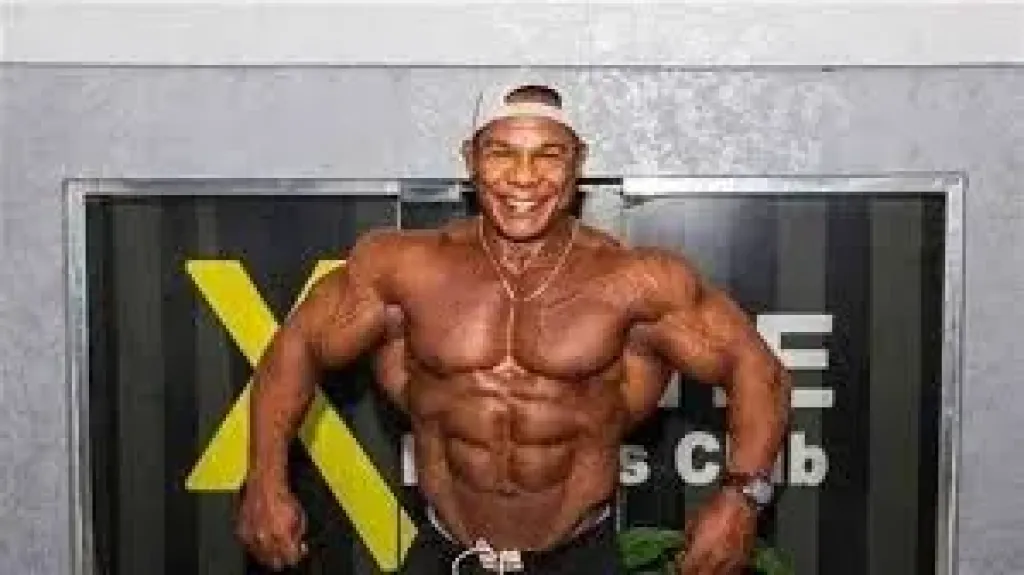 الشحات مبروك مفاجأة الحلقة الـ6 من مسلسل بطل العالم