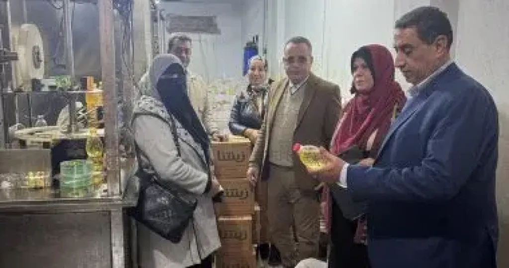 تموين الدقهلية يداهم مصنعاً لزيت الطعام بدون ترخيص ويزور علامات تجارية شهيرة