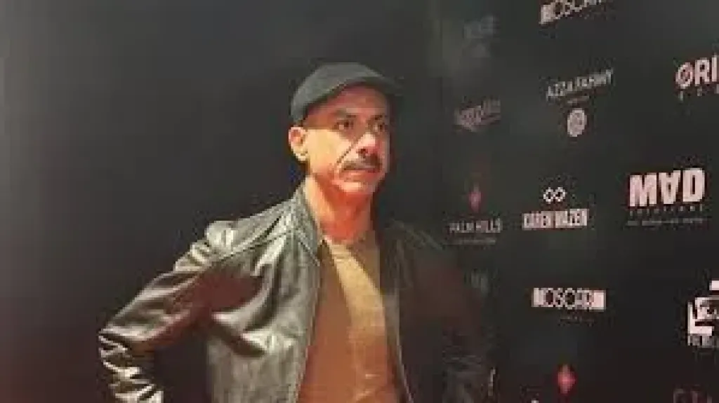 فريق ”أب ولكن” يواصل تصوير المسلسل في حديقة الأزهر