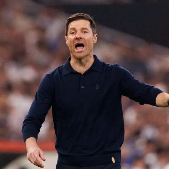 «ألونسو» أبرز المرشحين لخلافة «سلوت» في ليفربول