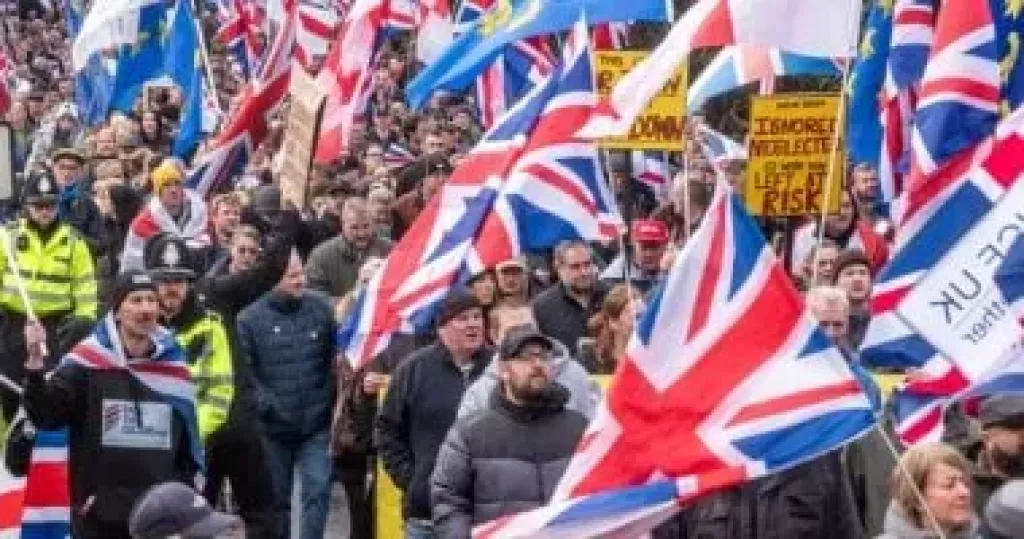 الآلاف يتظاهرون ضد إيواء طالبى اللجوء فى موقع عسكري ببريطانيا.. ما القصة؟