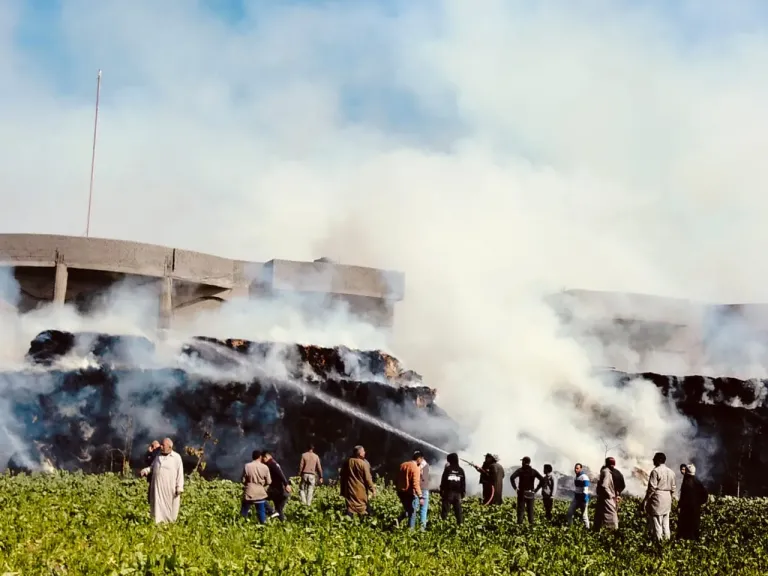 الدفع بـ 6 سيارات حماية مدنية للسيطرة على حريق بشونة قش بقرية في كفرالشيخ