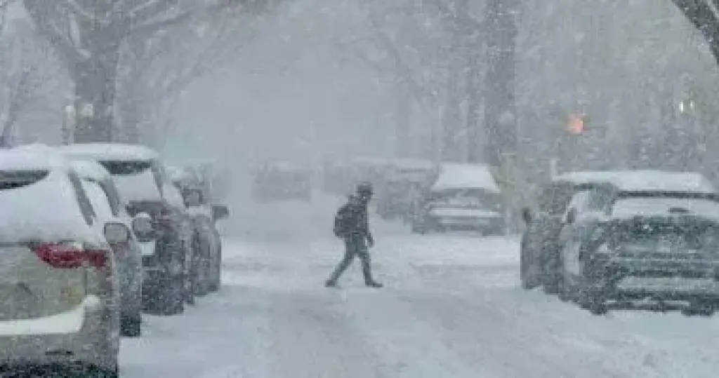 طقس عالمي سيئ .. التساقط الكثيف للثلوج يشل حركة النقل في أنحاء ألمانيا