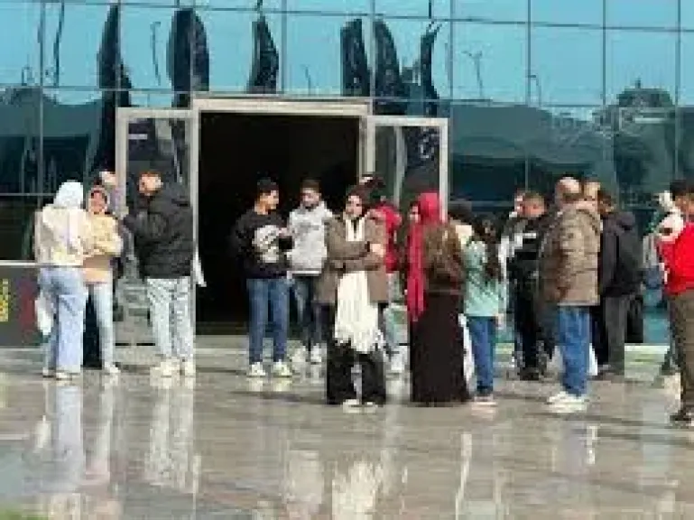 رغم تقلبات الطقس والرياح، تزايد أعداد جمهور معرض الكتاب في خامس أيامه