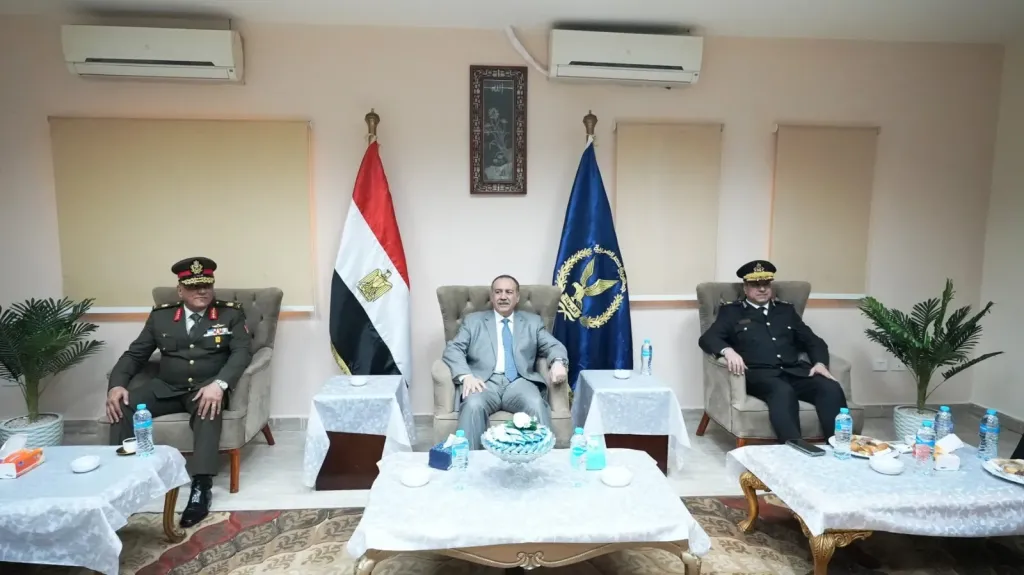 محافظ أسيوط يشارك مدير الأمن وقائد المنطقة الجنوبية العسكرية في وضع إكليل الزهور