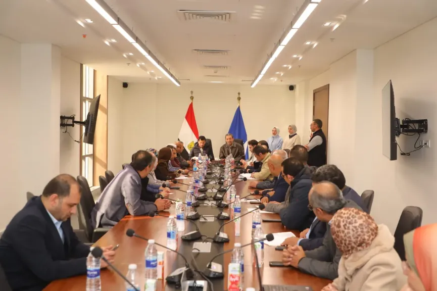 وزير الشباب ومحافظ دمياط يناقشان تطوير المنشآت الرياضية والشبابية