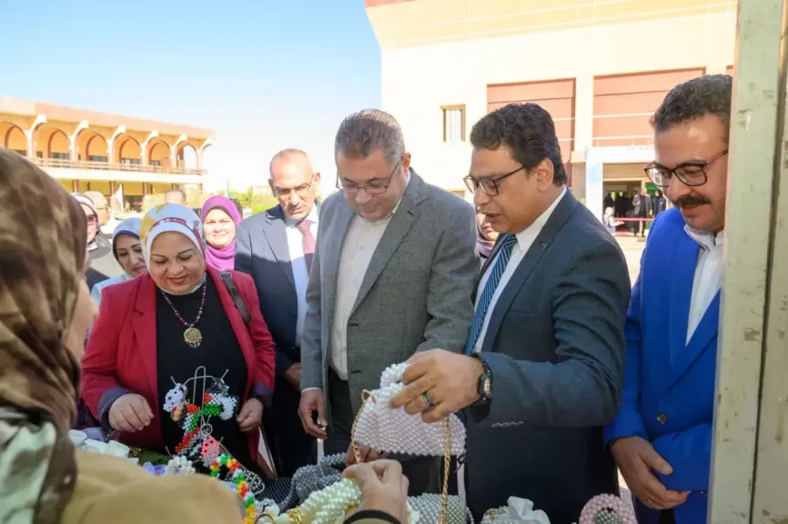 محافظ قنا يفتتح معرض الأسر المنتجة للحرف التراثية واليدوية
