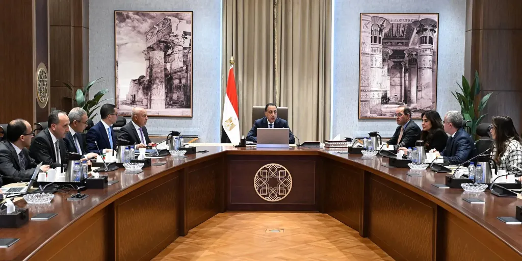 رئيس الوزراء يعقد اجتماعاً لبحث فرص توطين صناعة السيارات وزيادة تنافسية المناطق الحرة