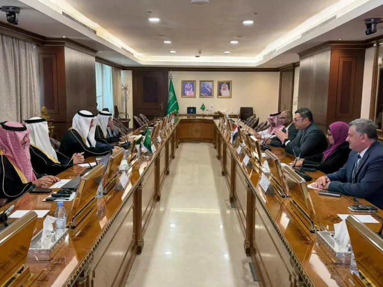وزير الإسكان يعقد لقاءً مع وزير البيئة والمياه والزراعة السعودي لبحث سبل تعزيز التعاون