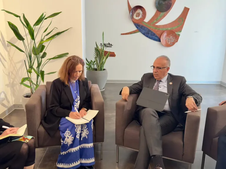 وزير الري ومبعوثة المياه الفنلندية يؤكدان أهمية تعزيز التعاون الدولي في قضايا المياه