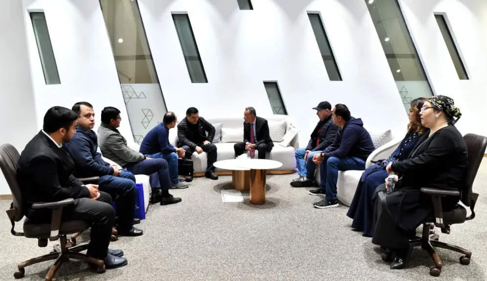 نائب وزير الخارجية الأمريكي ونائب وزير خارجية جمهورية طاجيكستان يزوران المتحف المصري الكبير