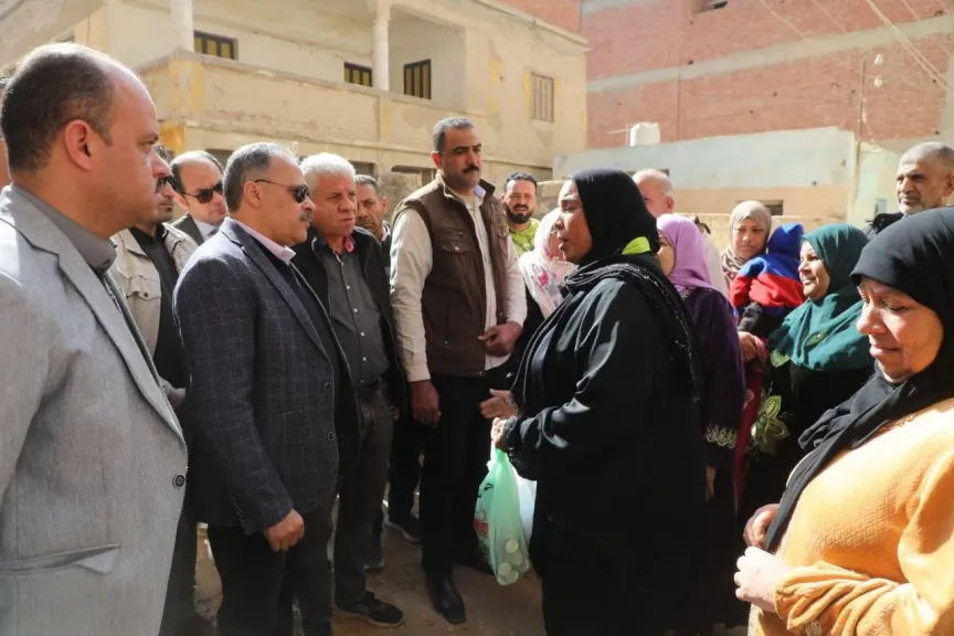 محافظ الشرقية يتفقد قرية الصالحية القديمة بمركز فاقوس
