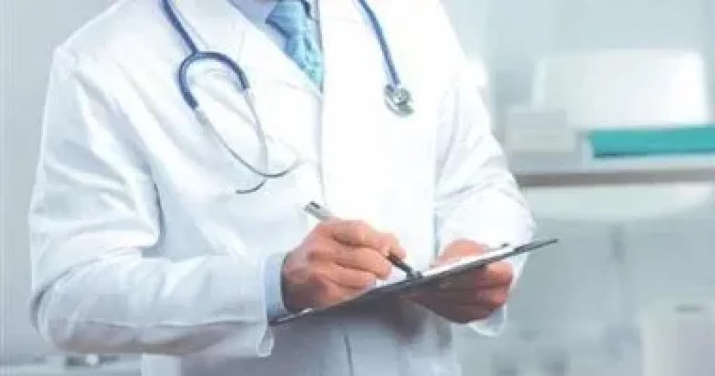 متى يحق للطبيب إخفاء المرض عن المريض؟.. لائحة آداب المهنة تجيب