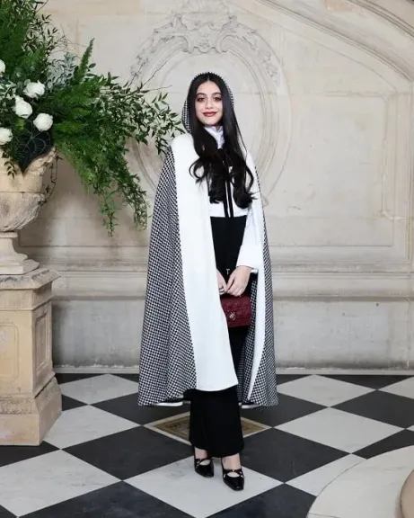 ياسمينا العبد تخطف الأنظار خلال حضورها أسبوع الأزياء الراقية بباريس