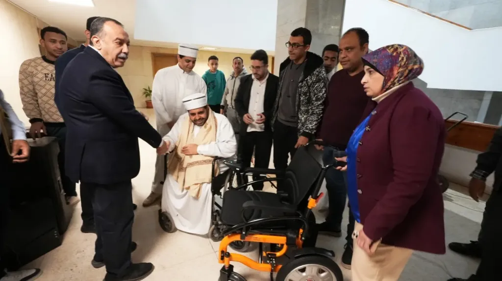 محافظ أسيوط يسلم كرسياً متحركاً كهربائياً لمواطن من ذوي الإعاقة لتيسير